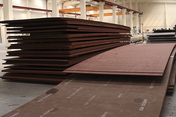 Una gran pila de láminas de metal en un almacén.