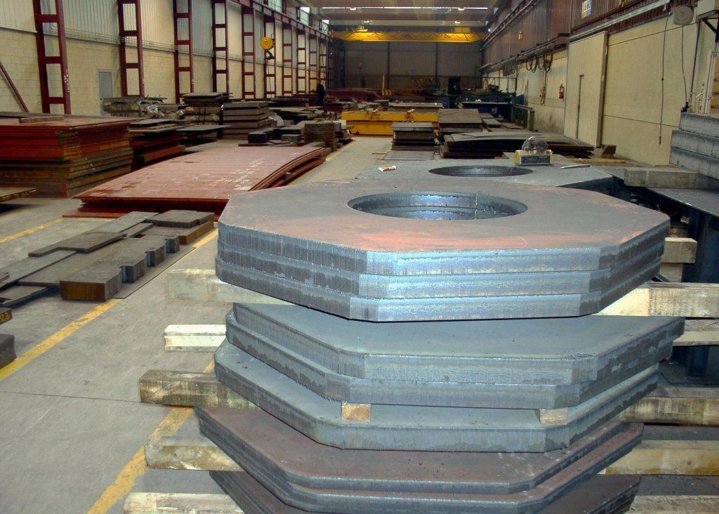 Un montón de piezas de metal están apiladas una encima de otra