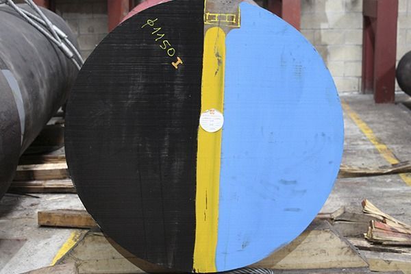 Un círculo negro y azul con los números m4501 en él