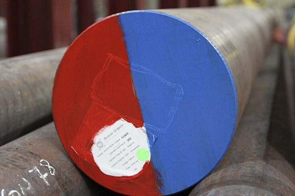 Un cilindro rojo y azul con el número 78 en él