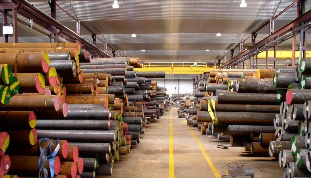 Un gran almacén lleno de muchas varillas de metal.