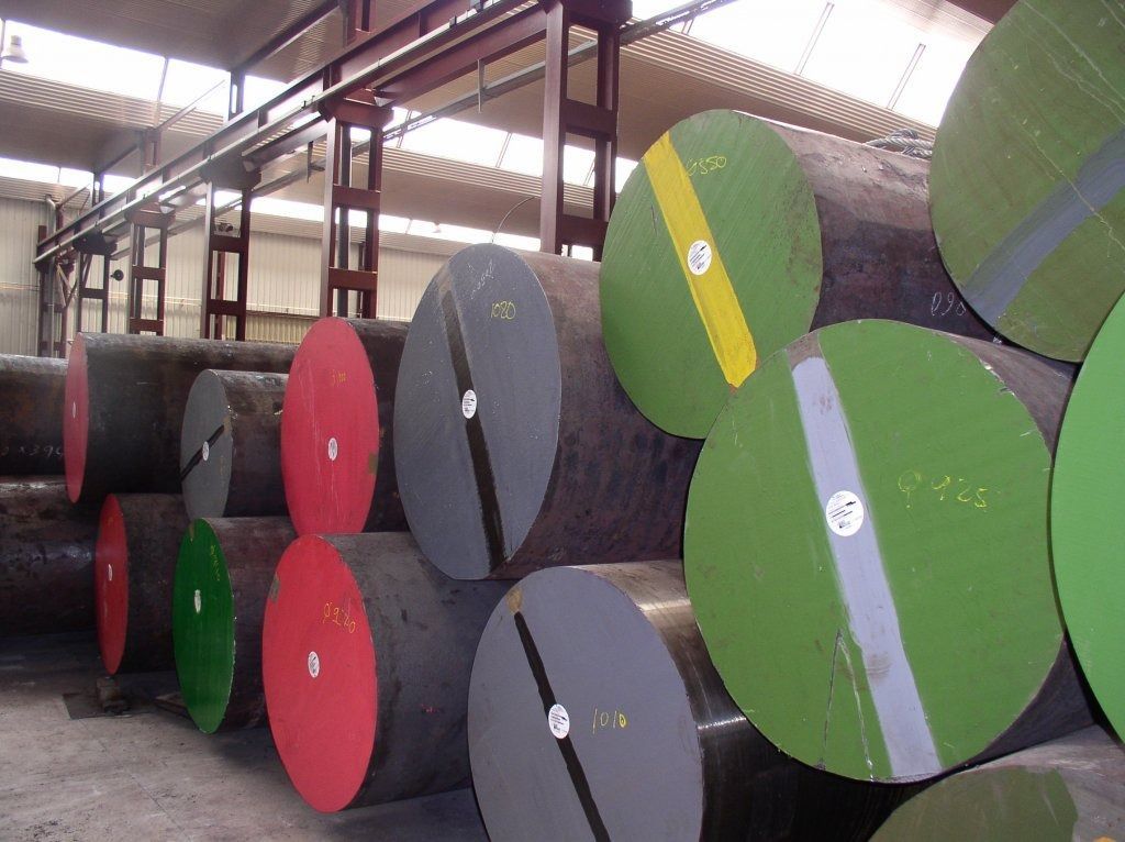 Un montón de cilindros de metal están apilados uno encima del otro.