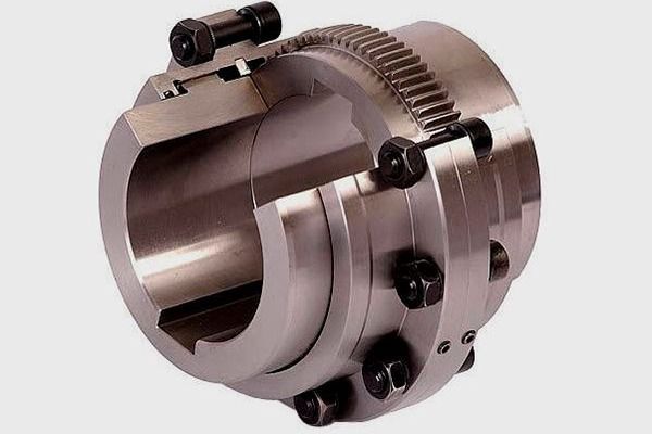 Un primer plano de un engranaje metálico sobre un fondo blanco.