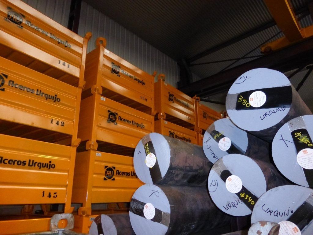 Un montón de cilindros de metal están apilados uno encima del otro.