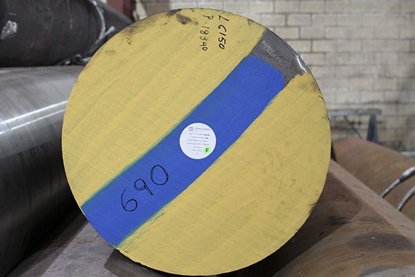 Un círculo amarillo y azul con 690 escrito en él