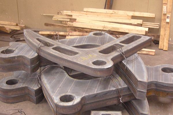 Una pila de piezas de metal apiladas una encima de otra.