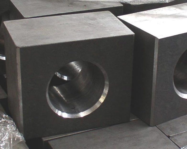 Un montón de bloques de metal con agujeros.