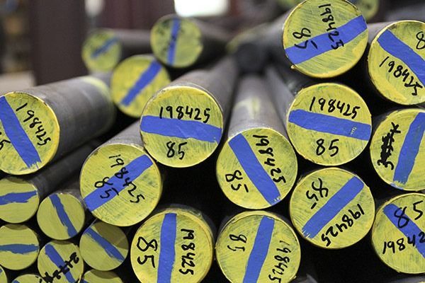 Un montón de varillas de metal con números en ellas