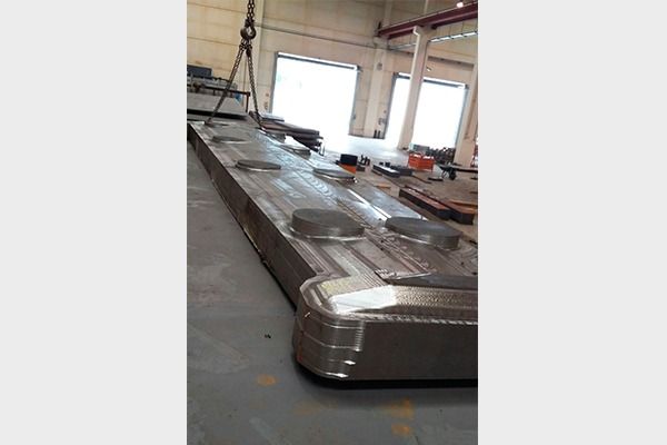 Un gran trozo de metal se encuentra en el suelo de un almacén.