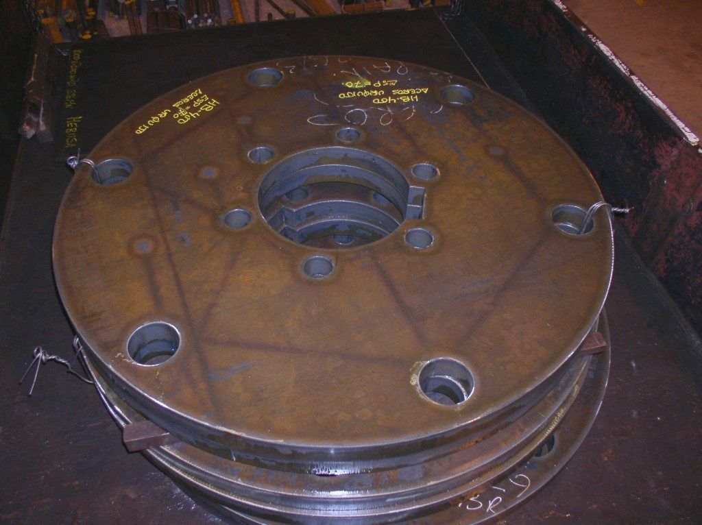 Una pila de placas de metal con agujeros