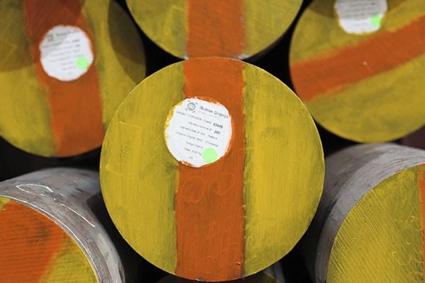 Un montón de círculos amarillos y naranjas con etiquetas están apilados uno encima del otro.