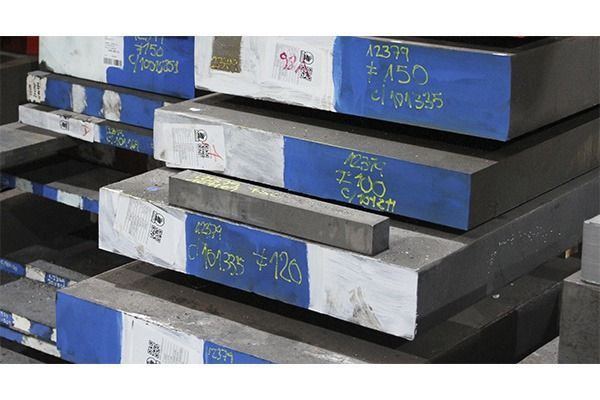 Un montón de piezas de metal se apilan una encima de otra.