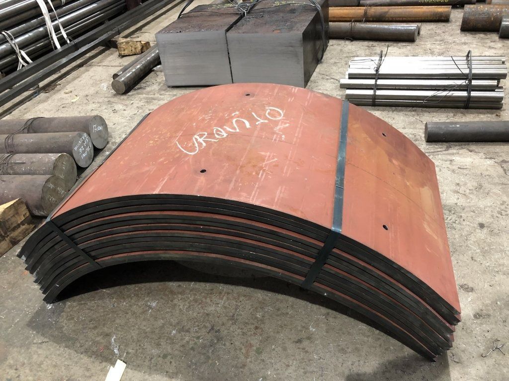 Una pila de láminas de metal colocadas una encima de otra en el suelo.