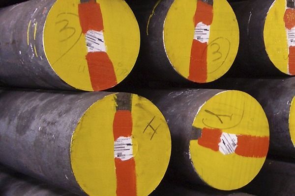 Un montón de cilindros de metal están apilados uno encima del otro.