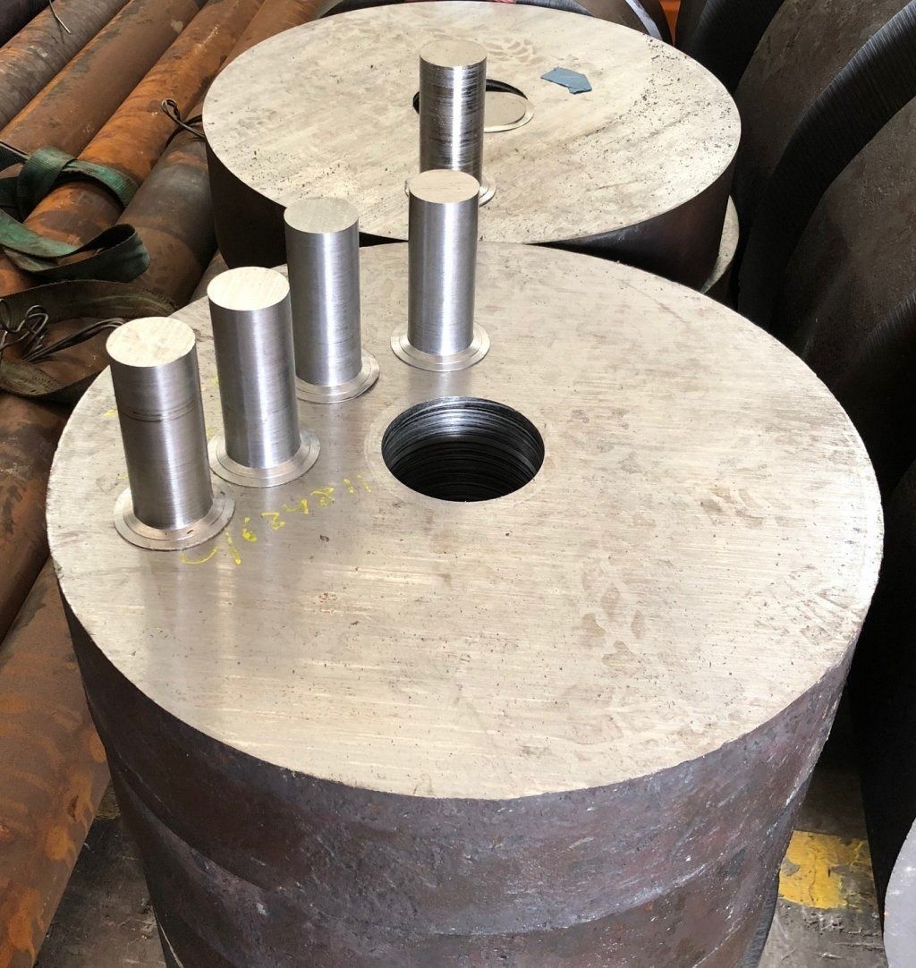 Un montón de cilindros de metal con un agujero en el medio.