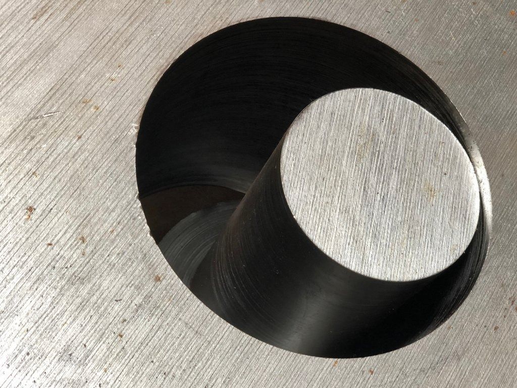 Un primer plano de un agujero en una superficie metálica.