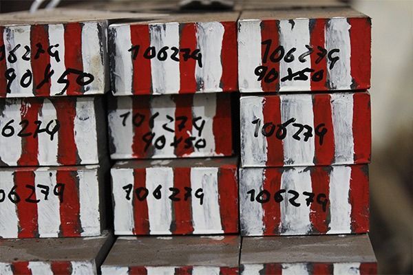 Una pila de cajas con rayas rojas y blancas y números en ellas.