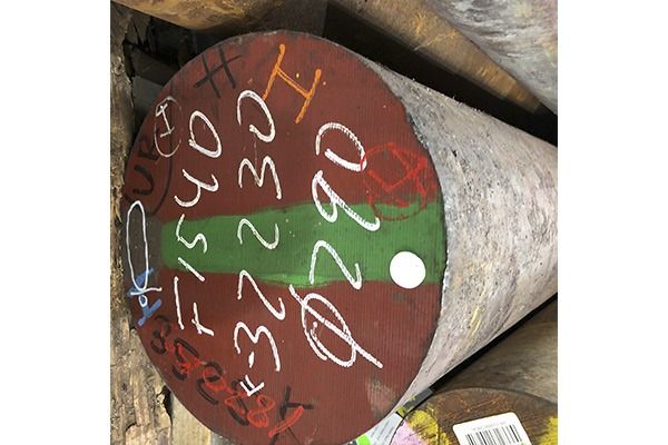 Un montón de varillas de metal se apilan una encima de otra.