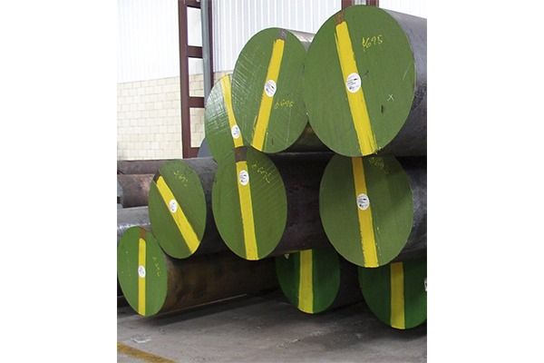 Un montón de cilindros verdes con rayas amarillas.