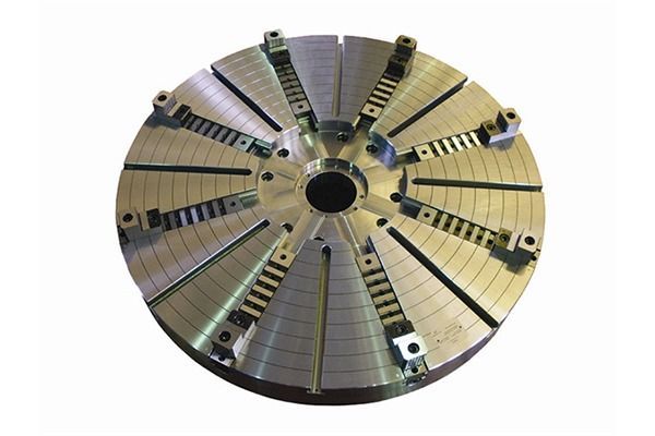 Un primer plano de un mandril de torno sobre un fondo blanco.