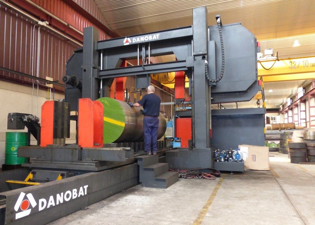 Un hombre está trabajando en una máquina que dice danobat