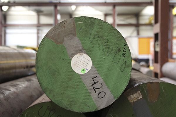 Una barra de metal verde con el número 420.