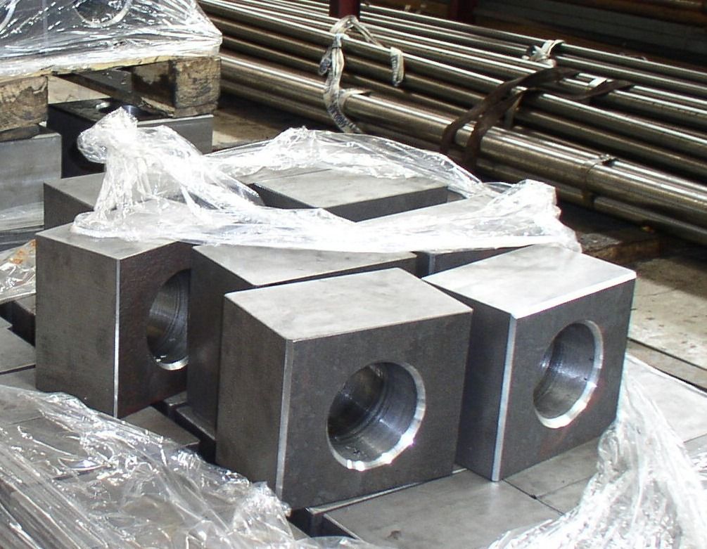 Un montón de bloques de metal con agujeros.