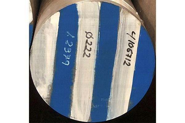 Un primer plano de una barra de metal con una raya azul y blanca.