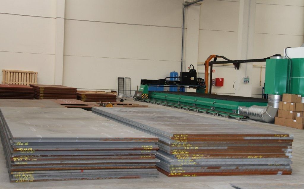 Un almacén lleno de muchas piezas de metal y una máquina.