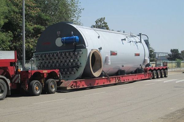 Un objeto cilíndrico de gran tamaño se transporta en un remolque.