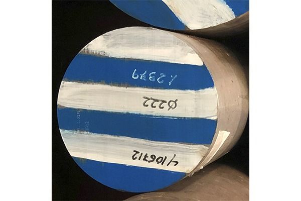 Un primer plano de una barra de metal con rayas azules y blancas.