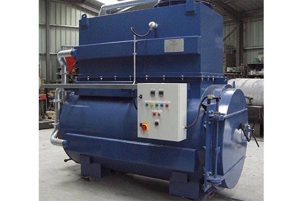 Una gran máquina azul está en un almacén.