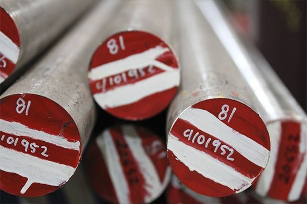 Un montón de varillas de metal con el número 81 en ellas