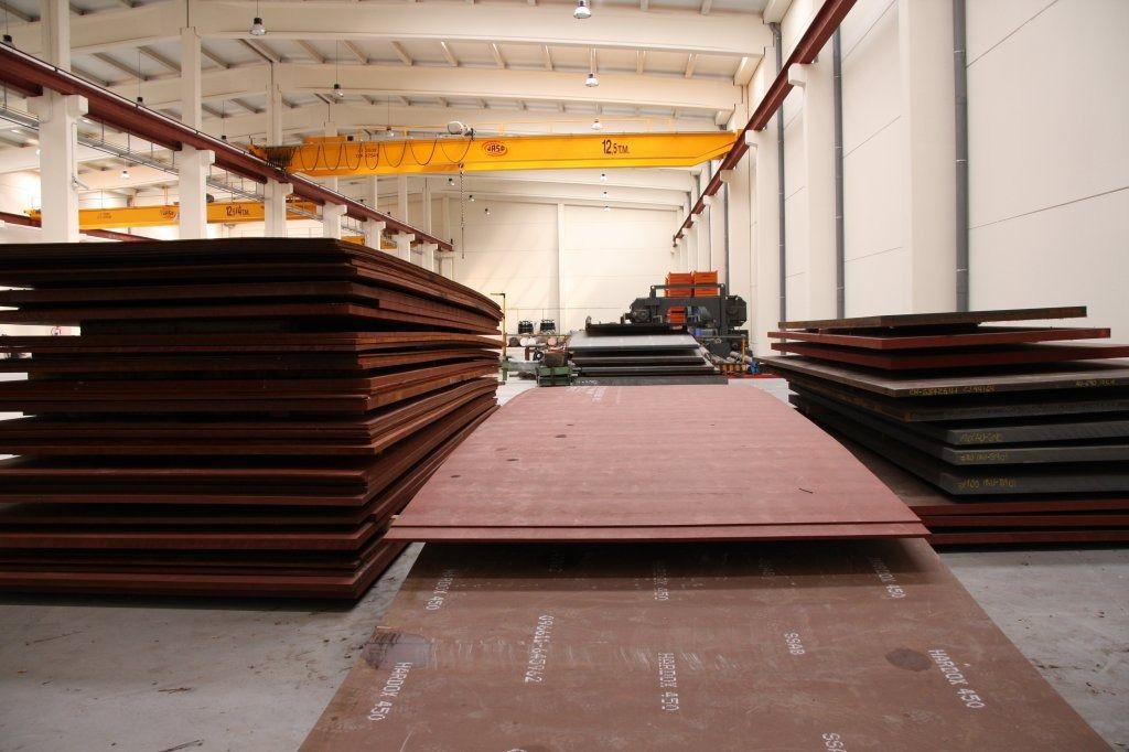 Un gran almacén lleno de muchas láminas de metal.