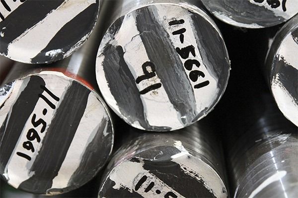 Un montón de cilindros de metal con números escritos en ellos.