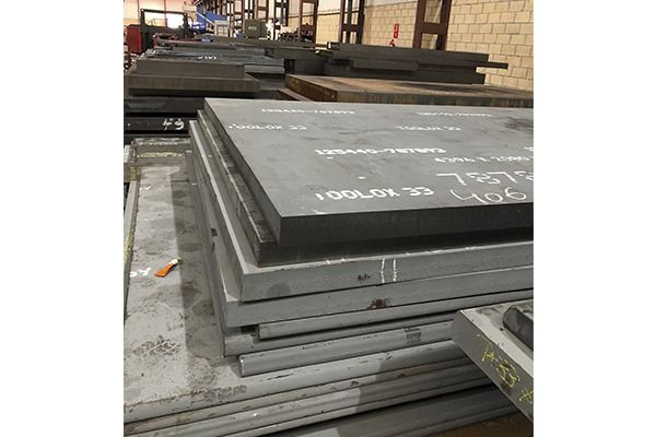 Una pila de placas de metal colocadas una encima de otra en un almacén.