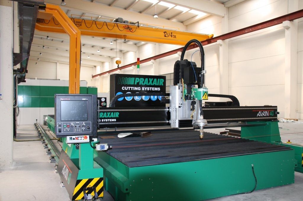 Una máquina verde y negra está en un almacén.