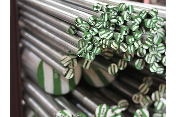 Un montón de caramelos verdes y blancos están apilados uno encima del otro.