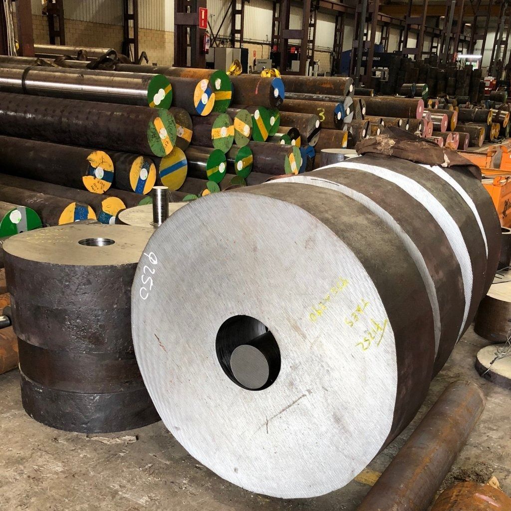 Un gran cilindro de metal con un agujero en el medio.