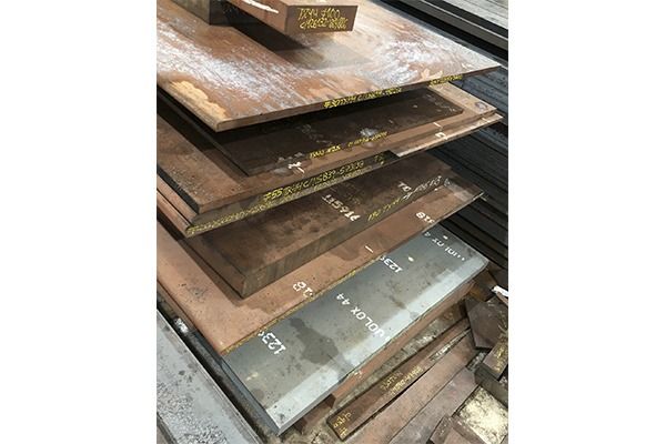 Una pila de láminas de metal apiladas una encima de otra.