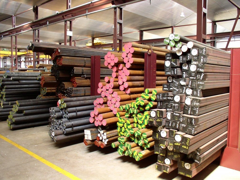 Un almacén lleno de tubos de muchos colores diferentes.