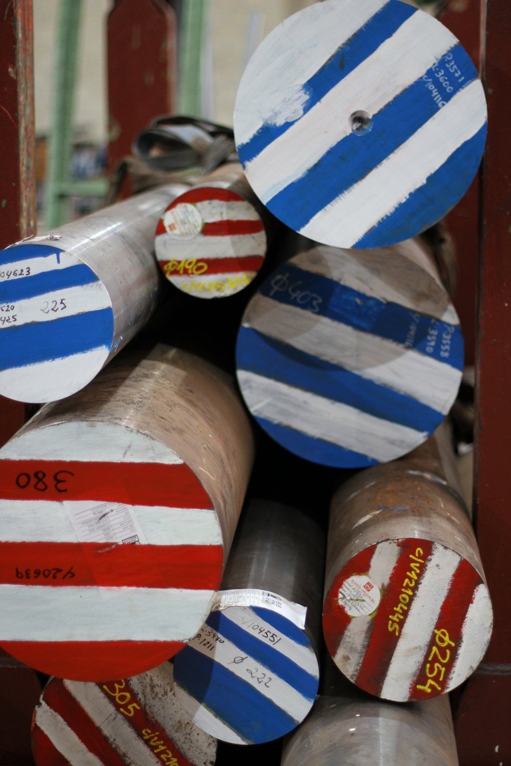 Un montón de varillas de metal están apiladas una encima de otra