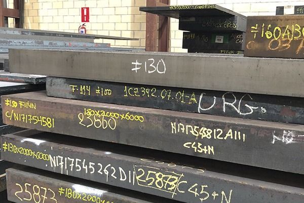 Una pila de placas de metal con el número 130 escrito en ellas