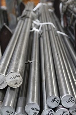 Un montón de barras de acero inoxidable se apilan una encima de otra.