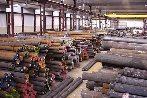 Un gran almacén lleno de muchas varillas de metal.