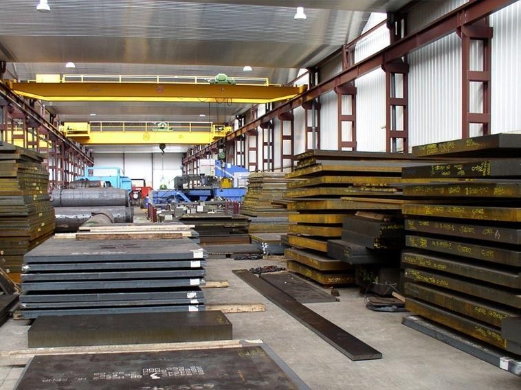 Un gran almacén lleno de muchas láminas de metal.