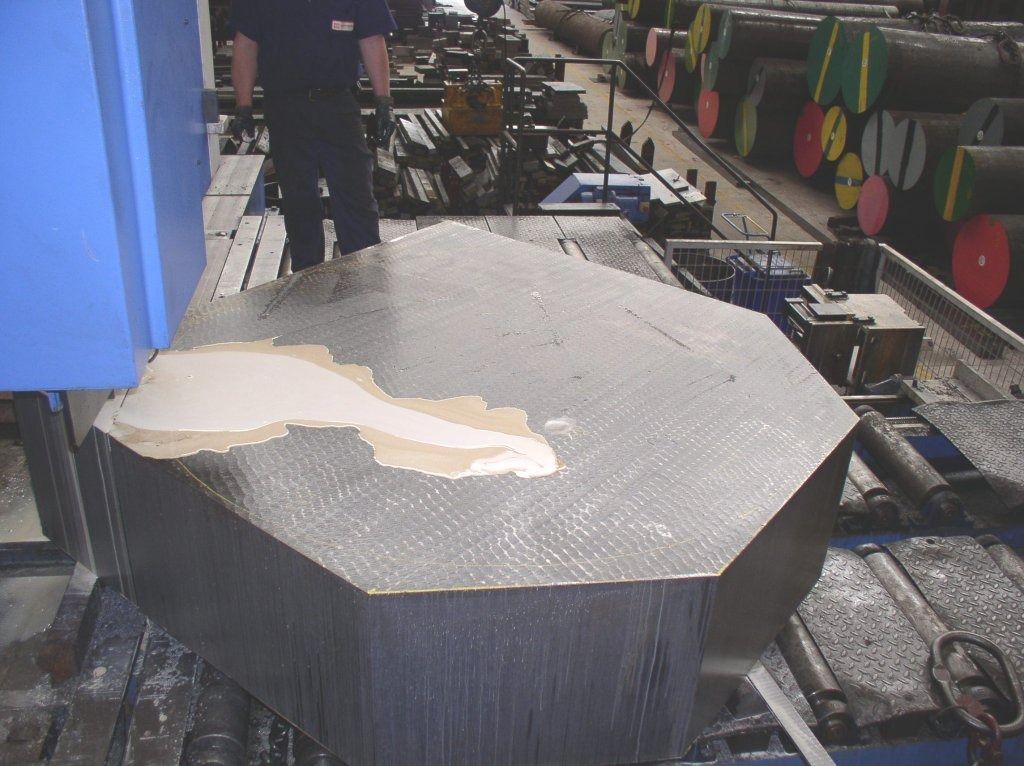 Un gran trozo de metal se encuentra encima de una máquina que dice 