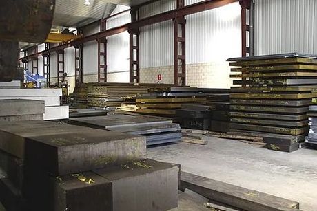 Un gran almacén lleno de muchas varillas de metal.