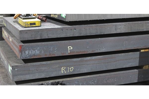 Una pila de placas de metal con la letra p en ellas