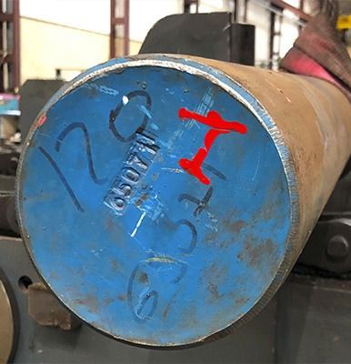 Un primer plano de un cilindro de metal con el número 25 en él.